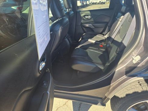 Used 2019 Jeep Cherokee Limited w/ Luxury Group image 8