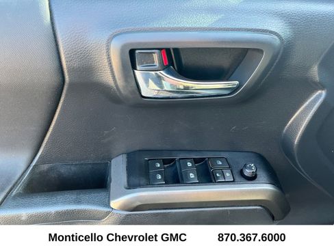 Used 2022 Toyota Tacoma TRD Off-Road image 10