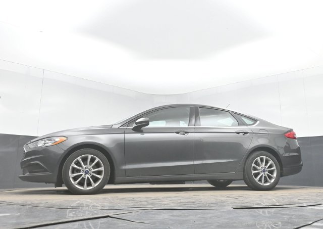 Used 2017 Ford Fusion SE w/ Fusion SE Technology Package FWD image 30