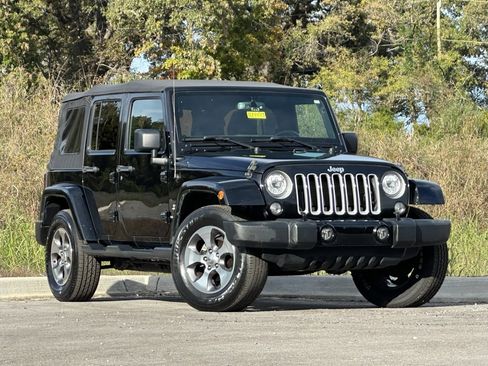 Used 2018 Jeep Wrangler Unlimited Sahara image 2