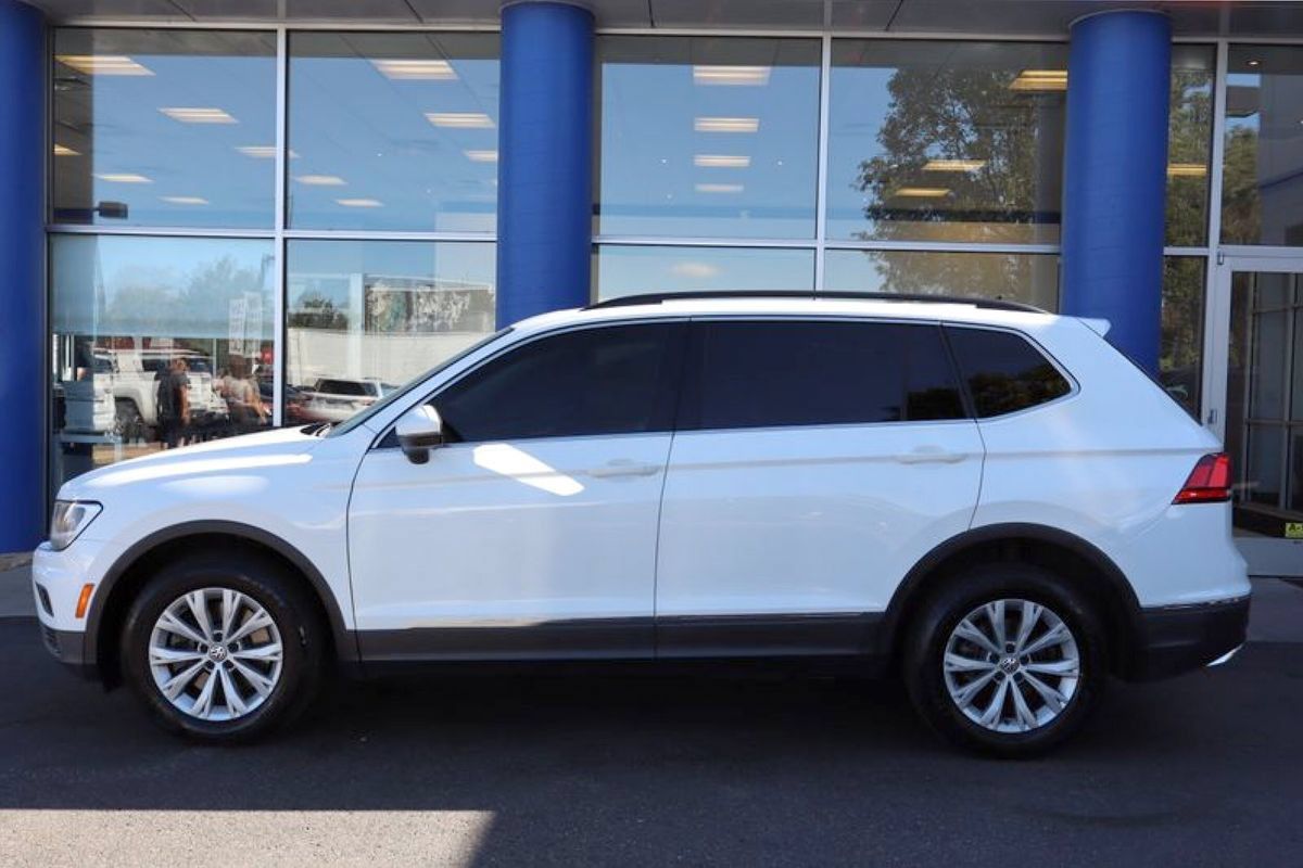 Used 2018 Volkswagen Tiguan SE w/ Panoramic Sunroof Package AWD/4WD image 2