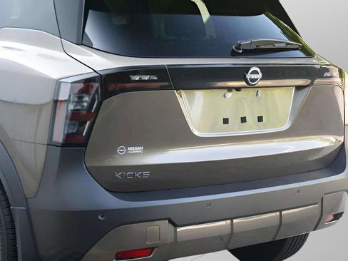 Used 2025 Nissan Kicks SV image 20