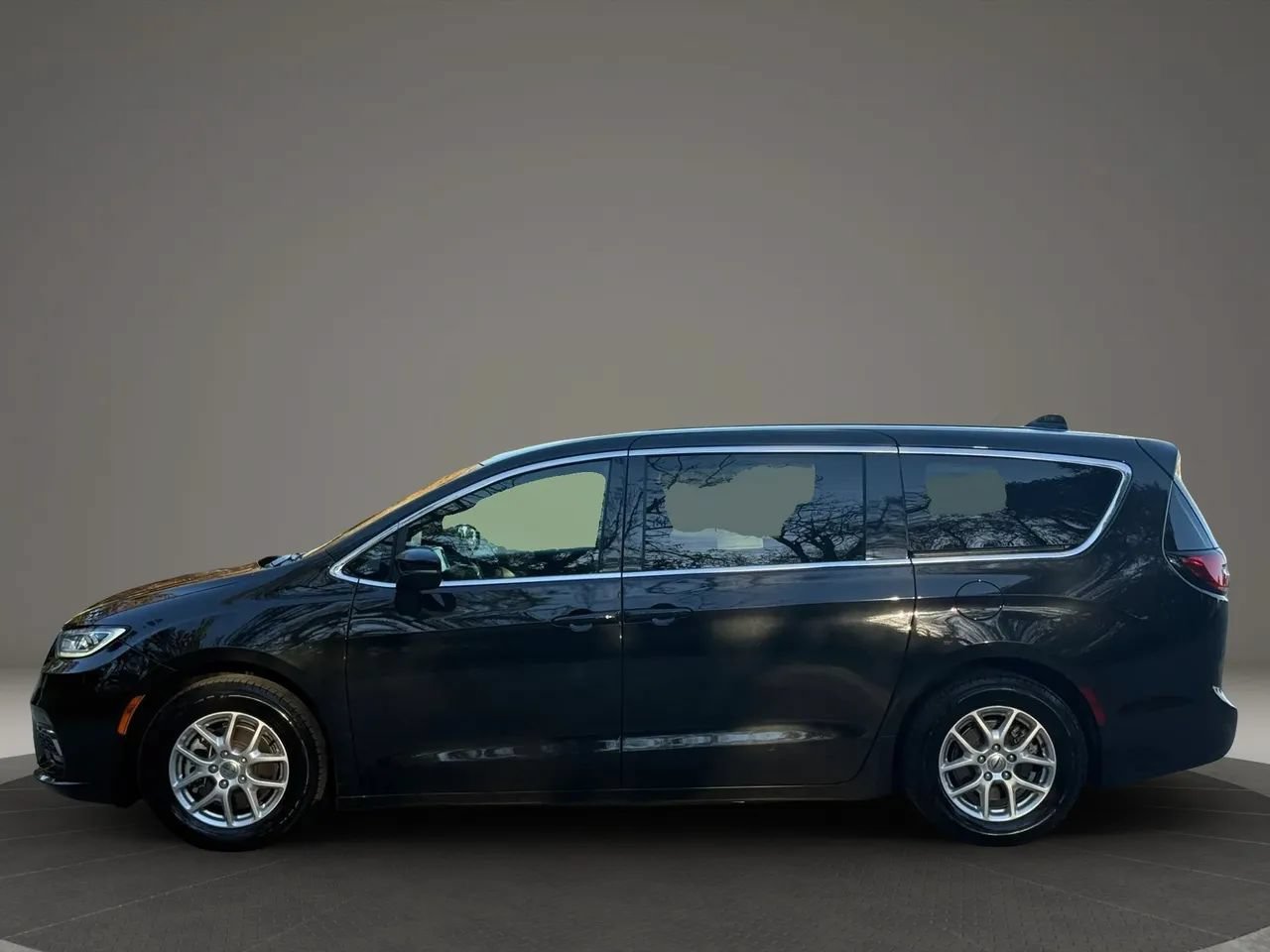Used 2024 Chrysler Pacifica Touring FWD image 3