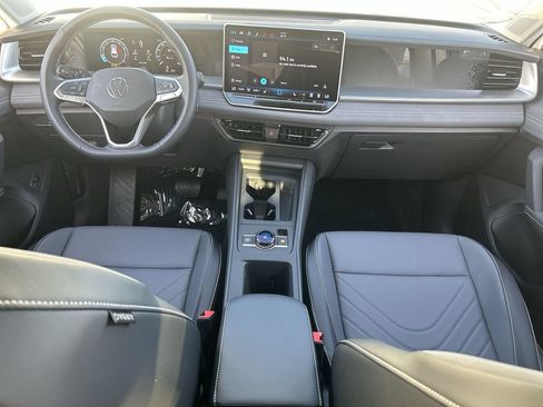 New 2026 Volkswagen Tiguan SE FWD image 11