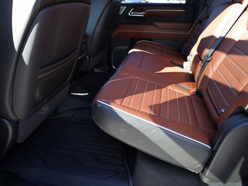 New 2026 GMC Sierra 2500 Denali Ultimate w/ LPO, Black Badging Package image 17