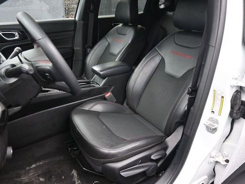 Used 2025 Jeep Compass Trailhawk AWD/4WD image 20