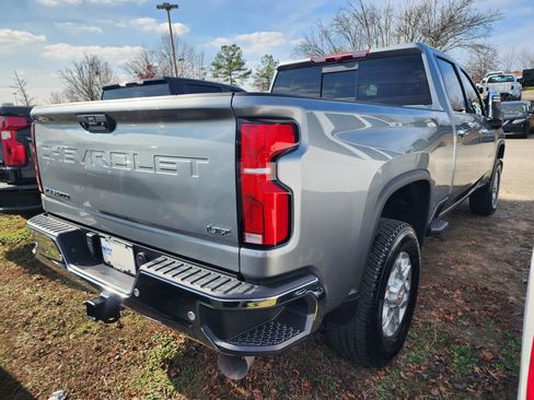 Used 2025 Chevrolet Silverado 2500 LTZ w/ LTZ Convenience Package image 8