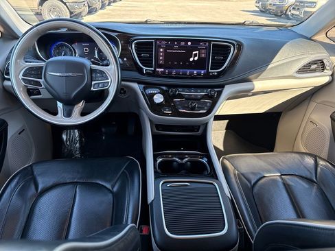 Used 2021 Chrysler Pacifica Limited w/ Uconnect Theater Family Group image 5