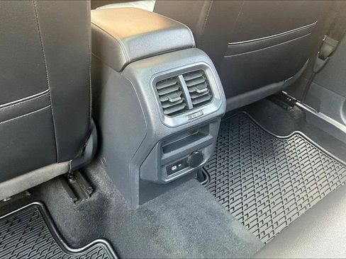 Used 2022 Volkswagen Tiguan SE image 31