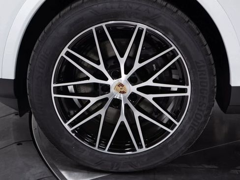 Certified 2025 Porsche Cayenne image 11