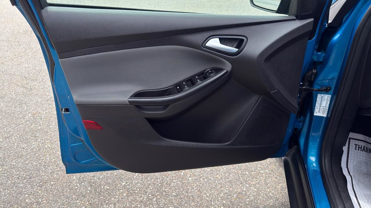 Used 2013 Ford Focus SE w/ SE Winter Pkg FWD image 28