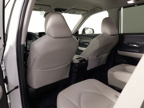 Used 2024 Toyota Grand Highlander XLE image 31