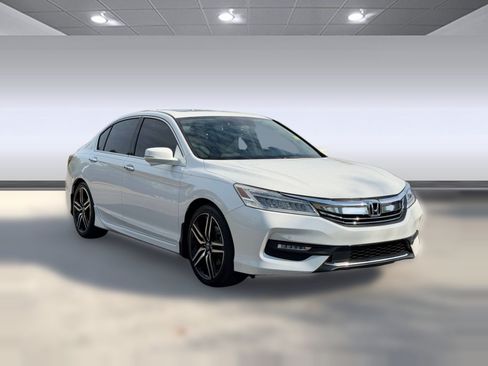 Used 2017 Honda Accord Touring image 7