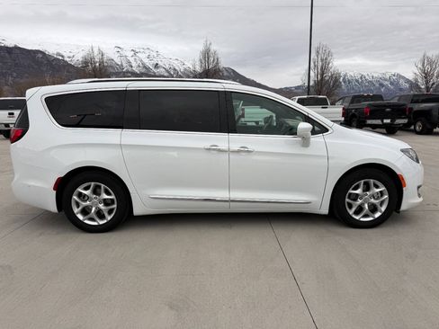 Used 2020 Chrysler Pacifica Touring-L FWD image 2