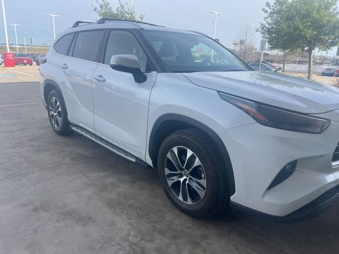 Used 2025 Toyota Highlander XLE image 6