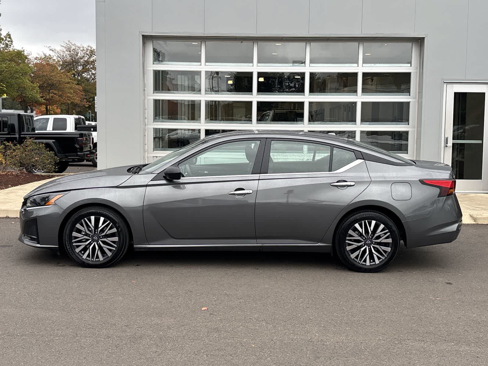 Used 2025 Nissan Altima 2.5 SV FWD image 2