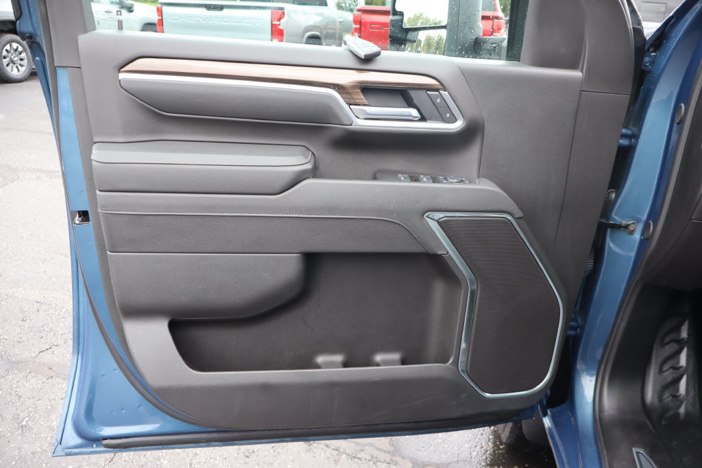 Used 2025 Chevrolet Silverado 3500 LT w/ All Star Edition AWD/4WD image 4