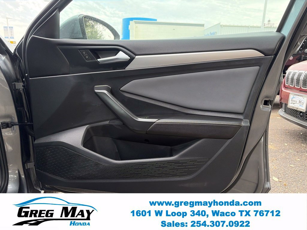 Used 2025 Volkswagen Jetta SE FWD image 12