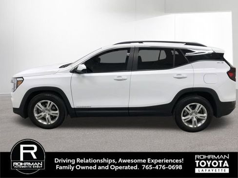 Used 2024 GMC Terrain SLE w/ Driver Convenience Package FWD image 3