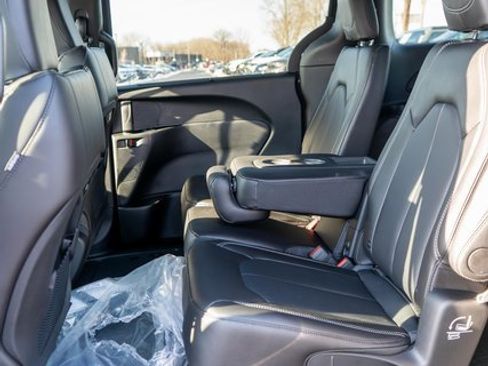 New 2026 Chrysler Pacifica Select image 10