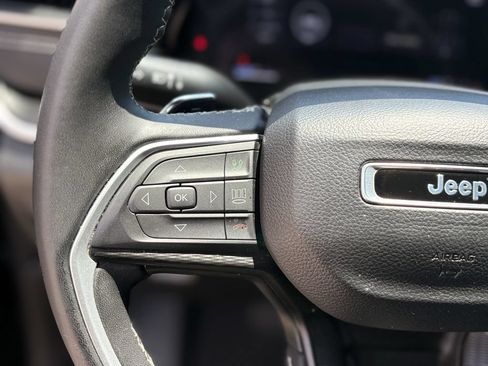 Used 2023 Jeep Grand Cherokee L Laredo RWD image 16