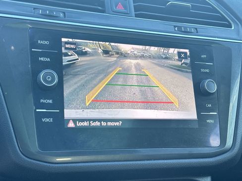 Used 2018 Volkswagen Tiguan SE w/ Panoramic Sunroof Package FWD image 19