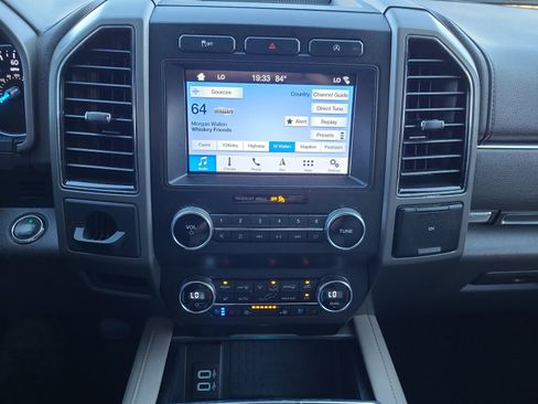 Used 2019 Ford Expedition XLT w/ Equipment Group 202A RWD image 18