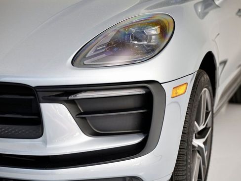 Certified 2025 Porsche Macan image 11