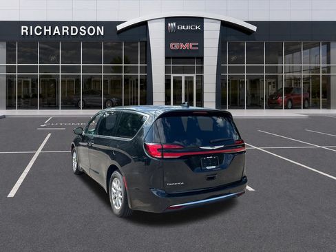 Used 2023 Chrysler Pacifica Touring-L FWD image 3