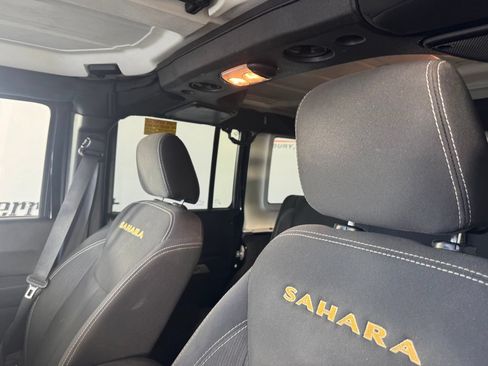 Used 2015 Jeep Wrangler Unlimited Sahara w/ Connectivity Group AWD/4WD image 9