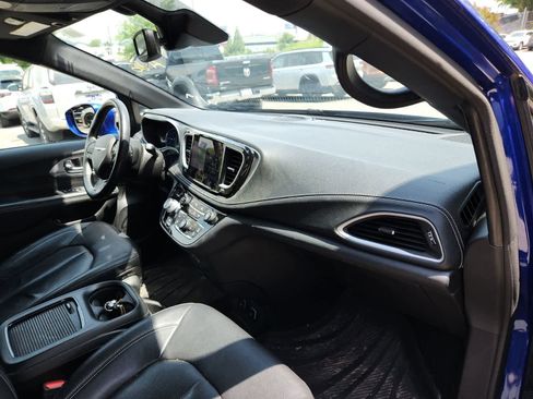 Used 2021 Chrysler Pacifica Touring-L w/ Uconnect Theater Family Group FWD image 17