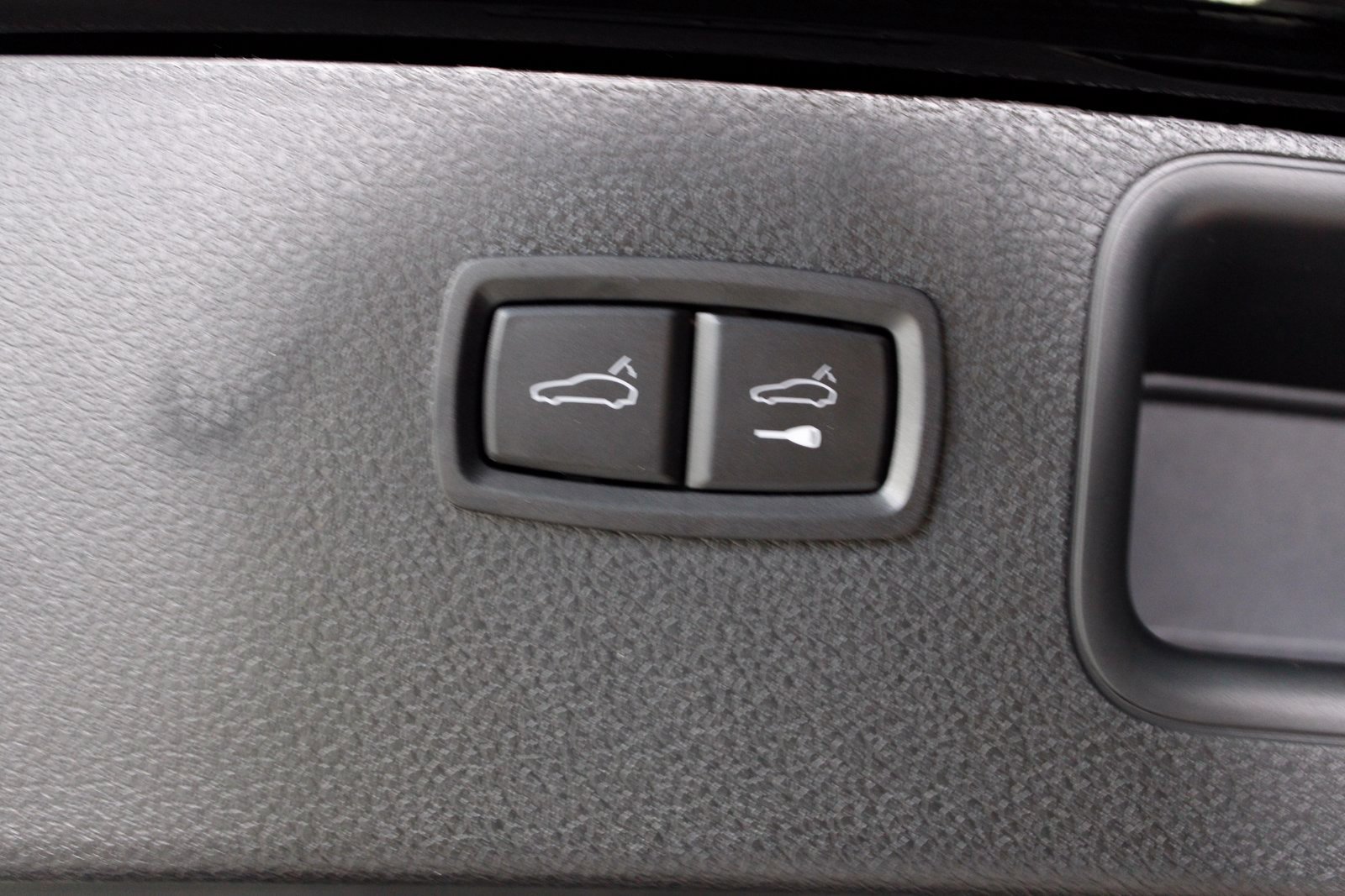 Certified 2025 Porsche Macan AWD/4WD image 18