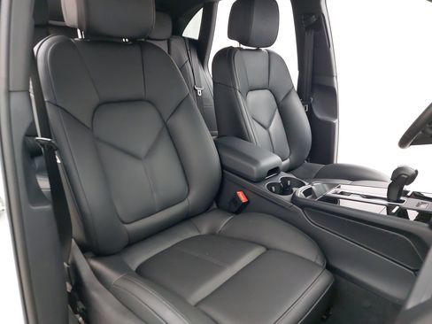 Certified 2026 Porsche Macan AWD/4WD image 12