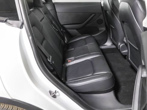 Used 2022 Tesla Model Y Long Range image 39