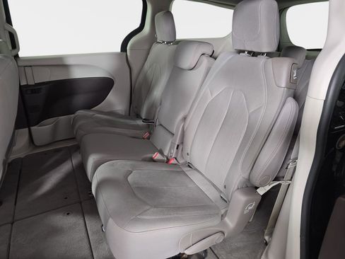 Used 2017 Chrysler Pacifica Touring w/ Tire & Wheel Group FWD image 18