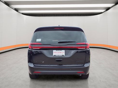New 2026 Chrysler Pacifica Limited image 5