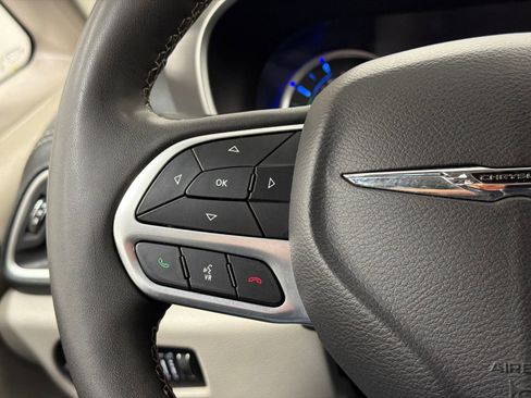 Used 2023 Chrysler Pacifica Touring-L FWD image 23