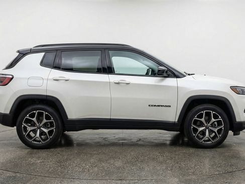 Used 2025 Jeep Compass Limited image 11