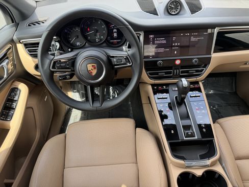 Certified 2025 Porsche Macan AWD/4WD image 17