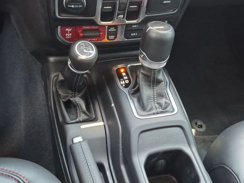 Used 2024 Jeep Wrangler Unlimited Rubicon AWD/4WD image 26