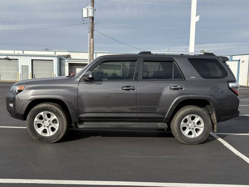 Used 2020 Toyota 4Runner SR5 Premium image 2