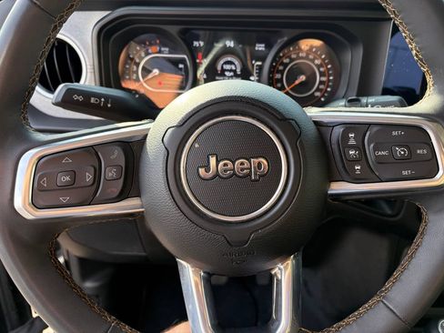 Used 2025 Jeep Wrangler Unlimited Sahara AWD/4WD image 17