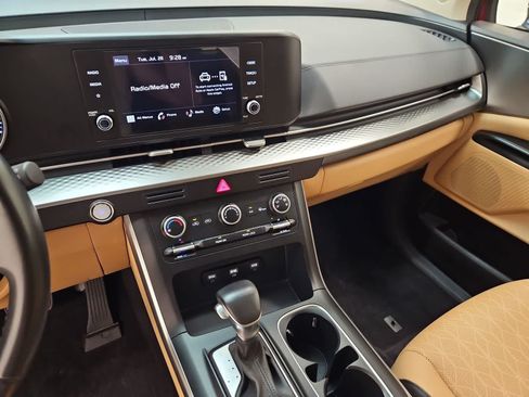 Used 2024 Kia Carnival LX FWD image 27