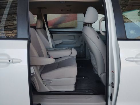 Used 2019 Kia Sedona LX FWD image 14