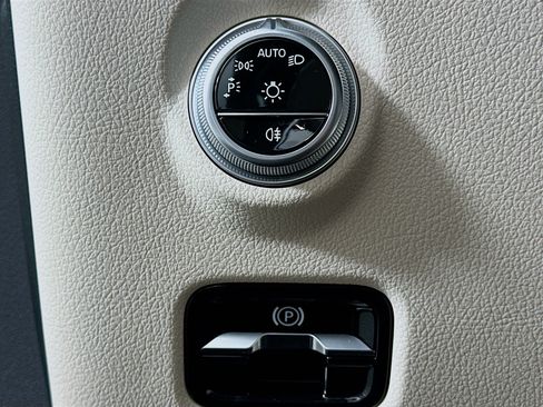 Used 2025 Mercedes-Benz C 300 4MATIC Sedan image 17