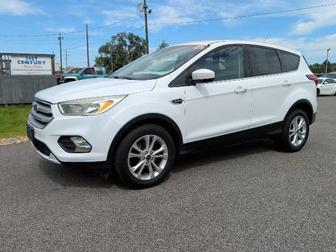 Used 2019 Ford Escape SE FWD image 1