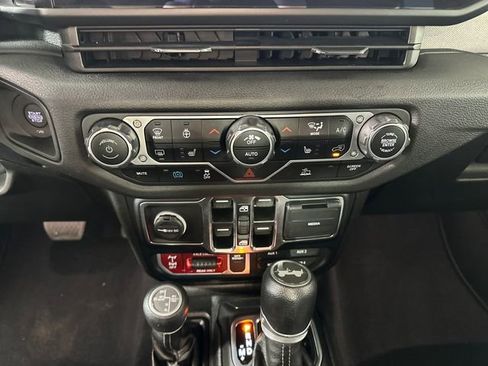 Used 2024 Jeep Wrangler Unlimited image 23