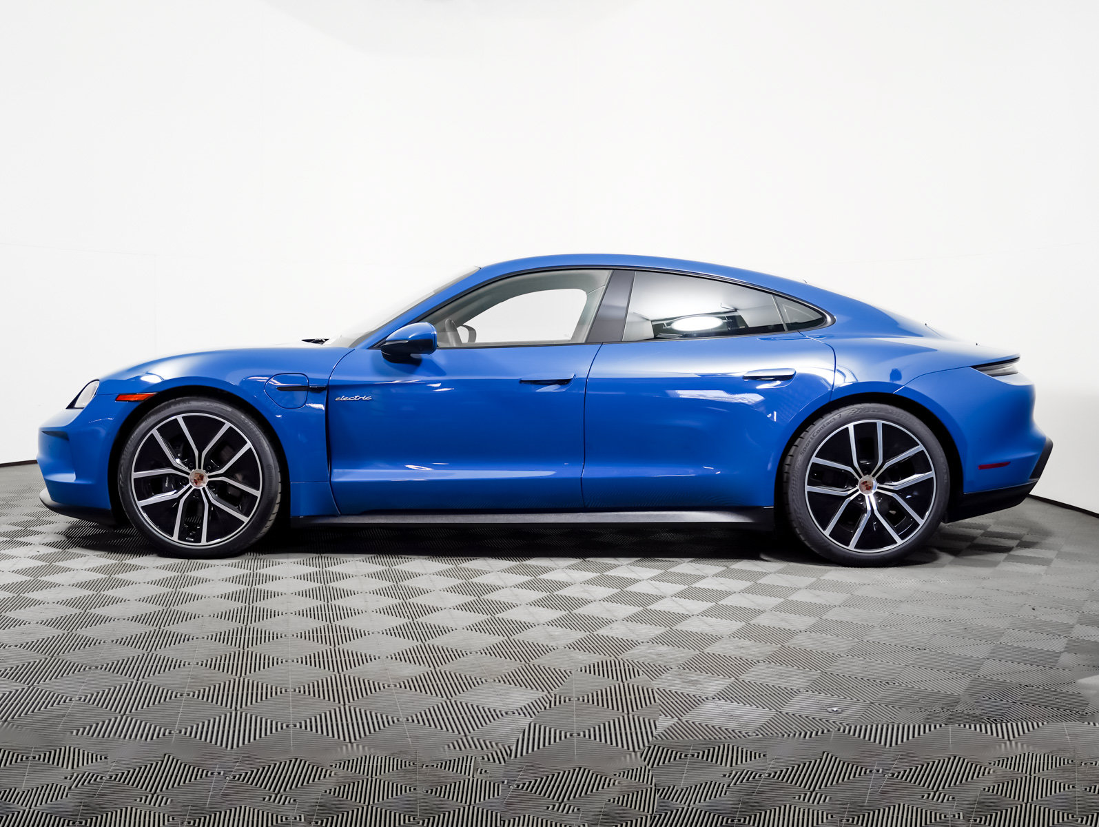 Certified 2025 Porsche Taycan w/ Premium Package AWD/4WD image 2