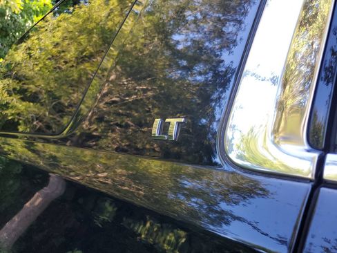 Used 2019 Chevrolet Suburban LT w/ Luxury Package RWD image 4