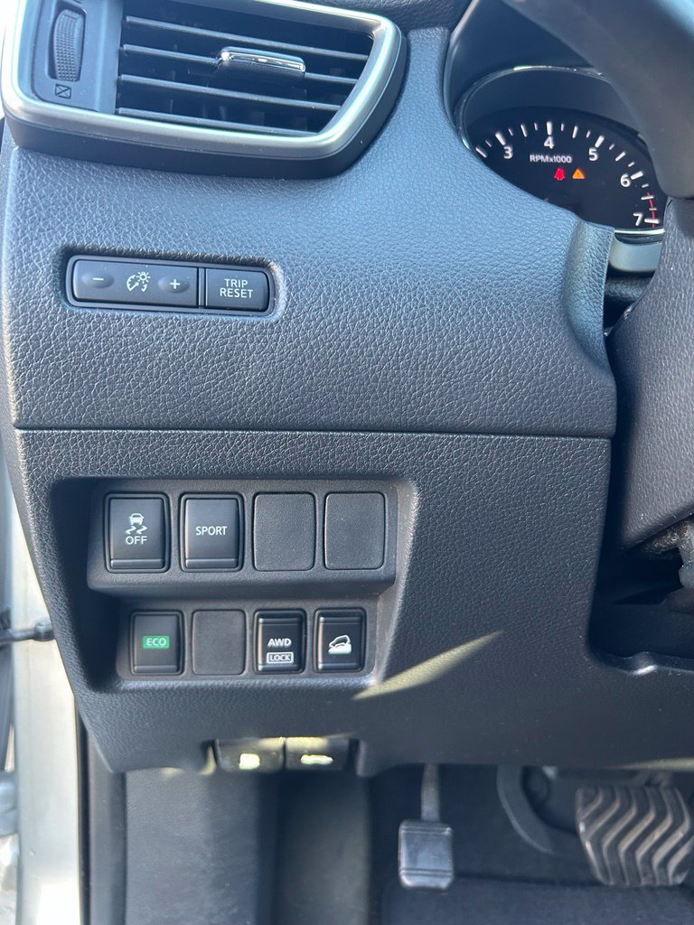 Used 2015 Nissan Rogue SV AWD/4WD image 18